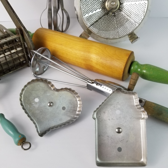 Lot of 8 Vintage Kitchen Gadgets w/ Green Handles - Picture 3 of 16